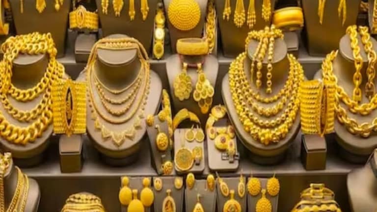 Gold Price Today : बाई...इतकं महाग झालं सोनं, रक्षाबंधनापूर्वी सोन्याचा भाव काय? सोने खरेदी करणाऱ्या ग्राहकांना मोठा धक्का बसणार आहे.
