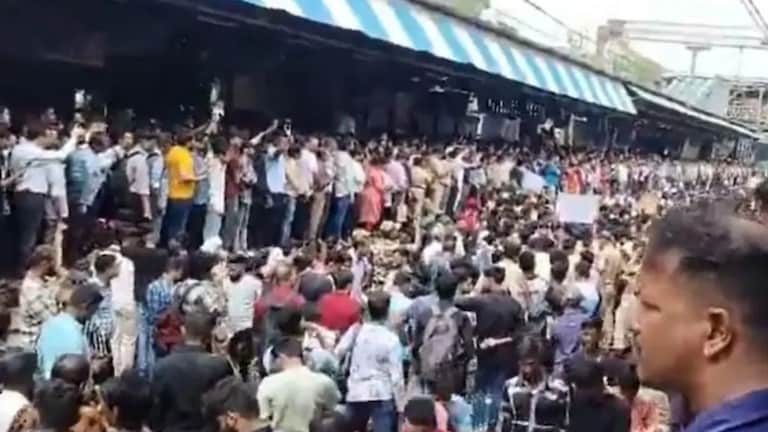 Badlapur News LIVE: बदलापूरकर उतरले रेल्वे ट्रॅकवर, लोकल ठप्प.. कुठपर्यंत सुरू आहेत ट्रेन? Badlapur Crime Latest Update