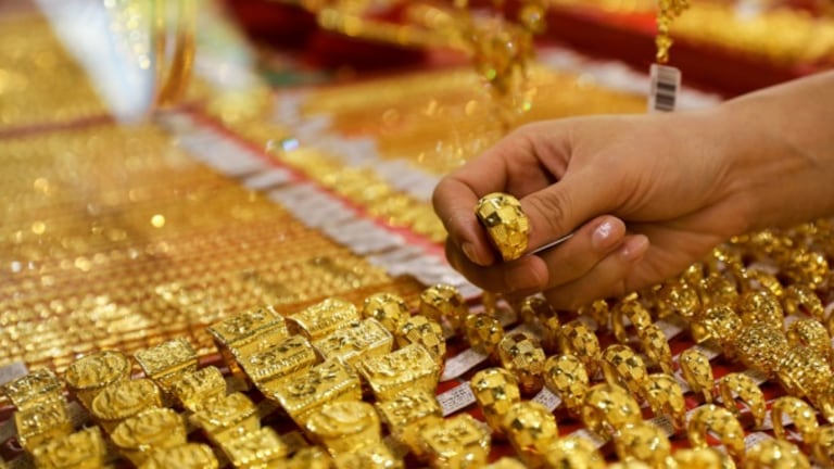 Gold-Silver Prices: सोनं झालं स्वस्त! अन् चांदी... तुमच्या शहरातील आजचा भाव काय? Mumbai Tak