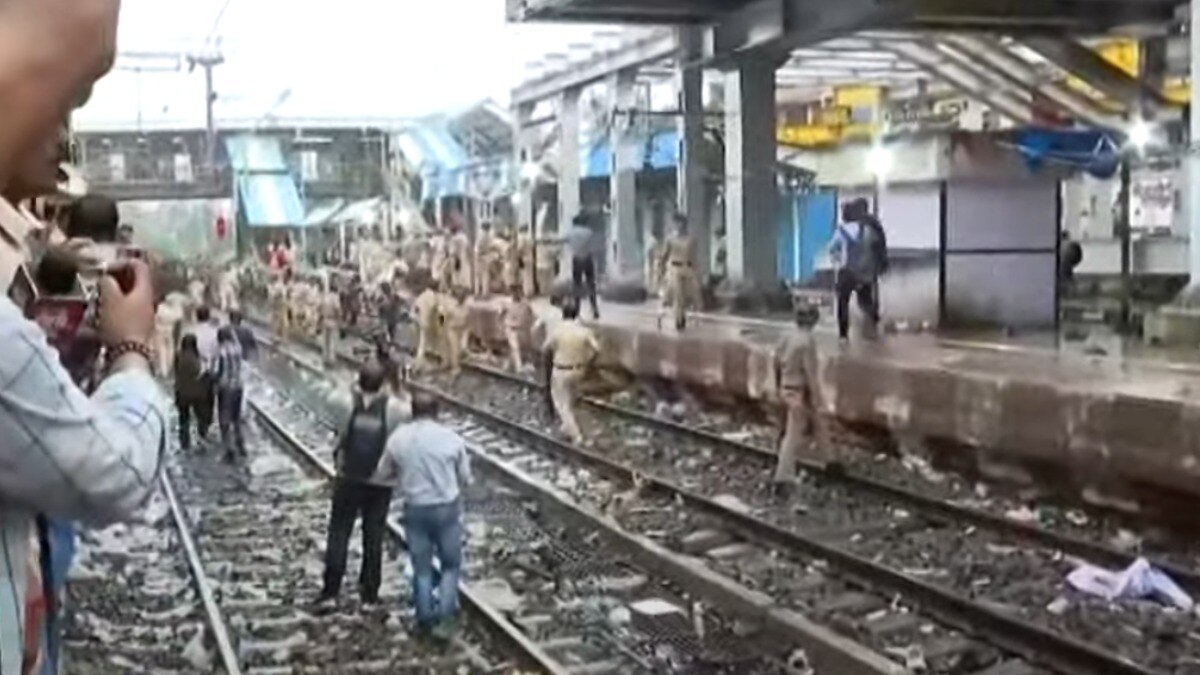 Badlapur News: आंदोलनकर्त्यांना बेदम मारहाण अन् बरंच काही...; पोलिसांनी संतप्त जमावावर केला लाठीचार्ज Badlapur News Update