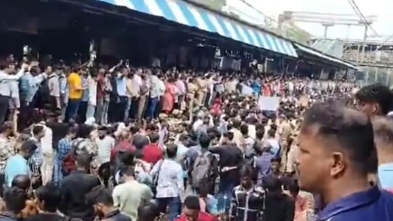 Badlapur News : आंदोलकांना पोलिसी खाक्या दाखवल्या, 'इतक्या' जणांविरोधात FIR दाखल, किती जणांना अटक?   Badlapur Crime Latest News