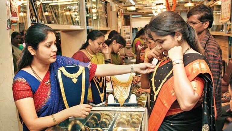Gold Price Today: लयच भारी! आजही घसरल्या सोन्याच्या किंमती; 24 कॅरेटचा भाव काय? Mumbai Tak