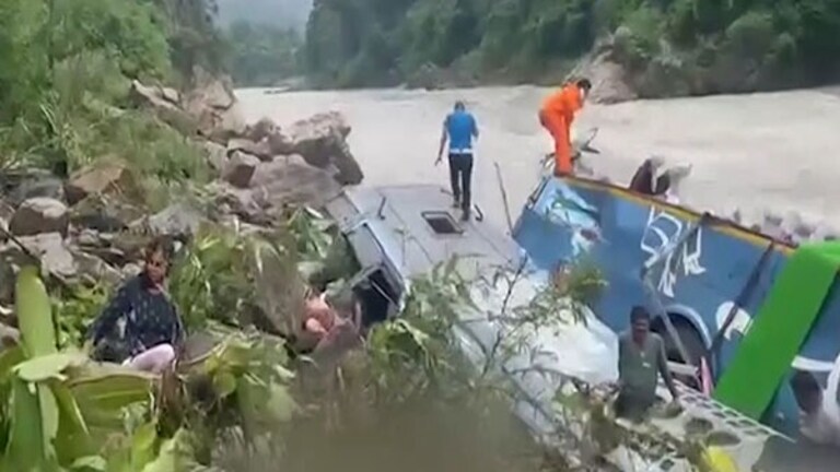 Nepal Bus Accident: नेपाळमध्ये महाराष्ट्रातील 14 जण ठार; काठमांडूला जाताना बस कोसळली नदीत Mumbai Tak