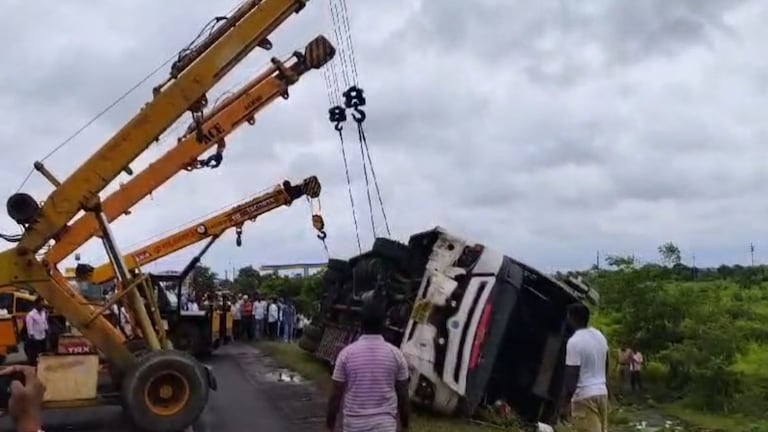 Shivshahi Bus Accident:  चालकाच्या 'त्या' एका चुकीमुळं शिवशाही बस झाली पलटी, २ जणांचा मृत्यू, २० प्रवासी जखमी Shivshahi Bus Accident Latest News