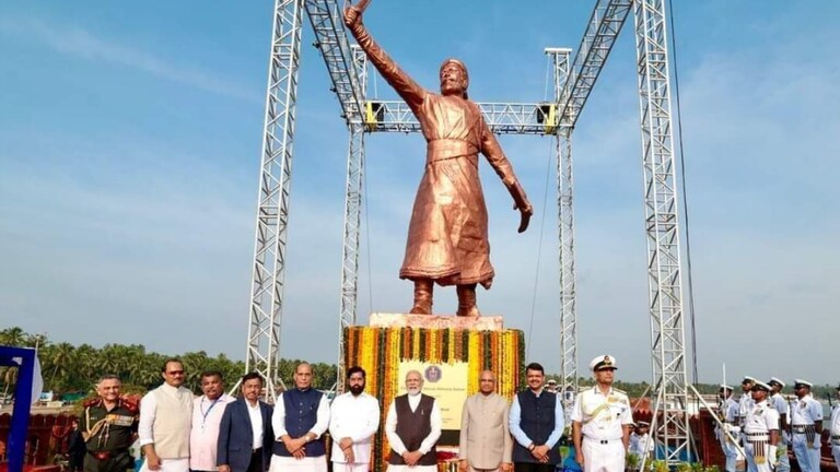 Chahatrapati Shivaji Maharaj: शिंदे सरकार की Navy... शिवाजी महाराजांचा पुतळा कोणी उभारलेला? 'ते' पत्र समोर आलं अन्... शिवाजी महाराजांचा पुतळा कोणी उभारलेला?
