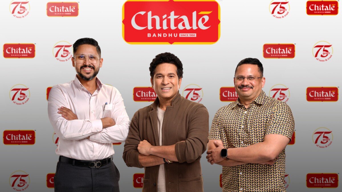 चितळे बंधू कंपनीचे संचालक केदार चितळे, इंद्रनील चितळे आणि ब्रँड अ‍ॅम्बेसेडर सचिन तेंडुलकर