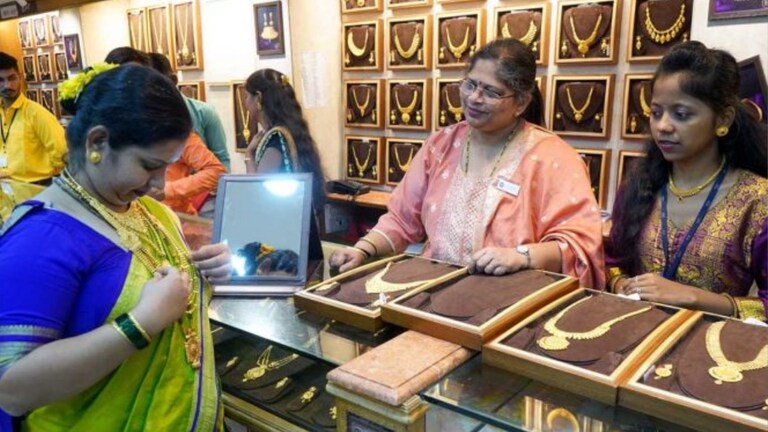 Gold Price Today: सोन्याचा भाव पाहूनच म्हणाल, बाई... हा काय प्रकार? जाणून घ्या 1 तोळ्याची किंमत Mumbai Tak