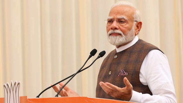 PM मोदींनी आधी शिवाजी महाराजांची मागितली माफी, पण नंतर विषय नेला सावरकरांकडे... वीर सावरकरांच्या मुद्द्यावरून PM मोदींनी विरोधकांवर साधला निशाणा