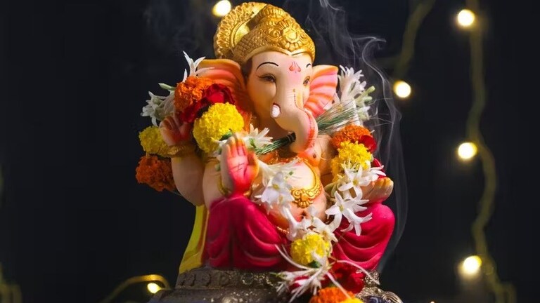 Ganesh Chaturthi 2024 Puja: तुमच्याही घरी बाप्पा झालेत विराजमान, मिळवायचाय आशीर्वाद? 10 दिवस करा 'हे' 5 उपाय... Mumbai Tak