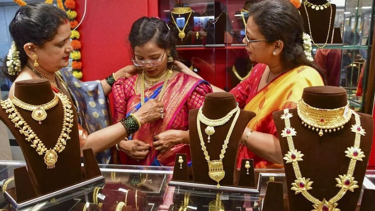 Gold Price Today : बाप्पा पावला! गणेशोत्सवाआधी सोनं किती झालं स्वस्त?  सोन्याचे दर काहीसे खाली आले आहेत.