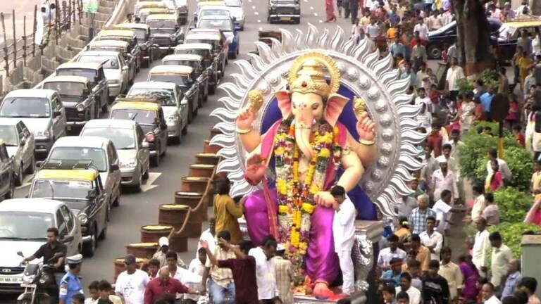 Ganesh Chaturthi 2024: मुंबईकरांनो... गणपती बाप्पांच्या विसर्जनाला वाहतुकीचे 'हे' नियम पाळा! Mumbai Tak