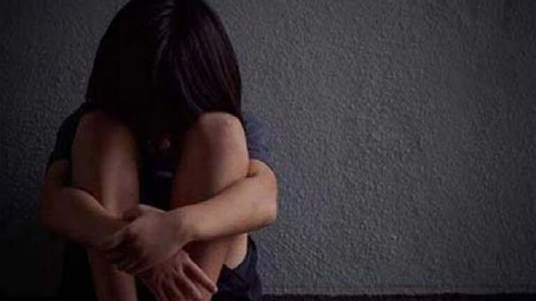 crime :  तरुणासोबत लॉजवर राहिलेल्या अल्पवयीन मुलीनं स्वत:ला संपवलं, कारण वाचून तळपायाची आग मस्तकात जाईल  बदलापूर नंतर गावातील संतापजनक प्रकार