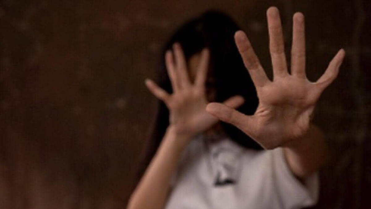 शिक्षकाने 11 वर्षीय अल्पवयीन मुलीवर अत्याचार केल्याची घटना घडली आहे.