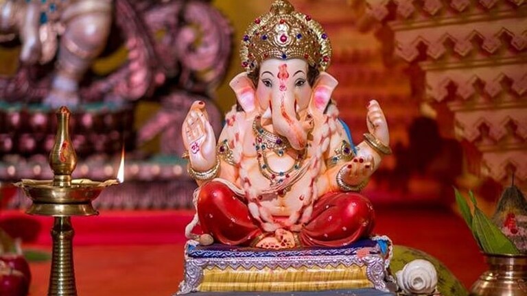 Ganesh Chaturthi 2024: राशीनुसार बाप्पाची करा 'अशी' विशेष पूजा, सर्व विघ्न होतील दूर! Mumbai Tak
