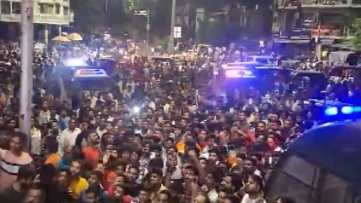 गणपती मंडळावर दगडफेकीनंतर गाड्यांची तोडफोड-जाळपोळ 