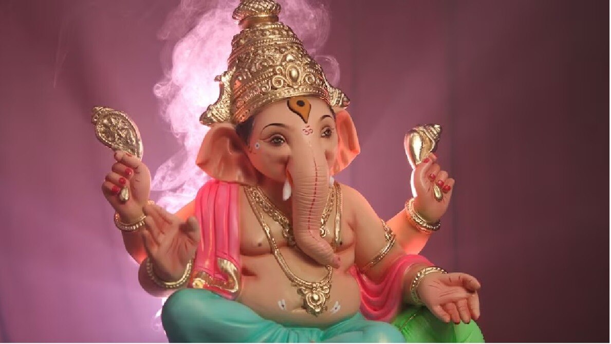 आता 11  दिवसांचा पाहूणचार करून बाप्पा निरोप घेणार आहेत.
