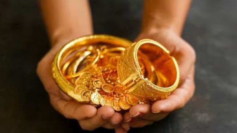 Gold Rate : बाईईई! काय तो सोन्याचा भाव! स्वस्त झालं की महाग? 24 कॅरेटच्या किंमतीत झाले मोठे बदल गेल्या काही दिवसात सोन्याचा भाव 74 हजार रुपये आणि चांदीचा भाव 94 हजार रुपयांवर पोहोचला आहे.