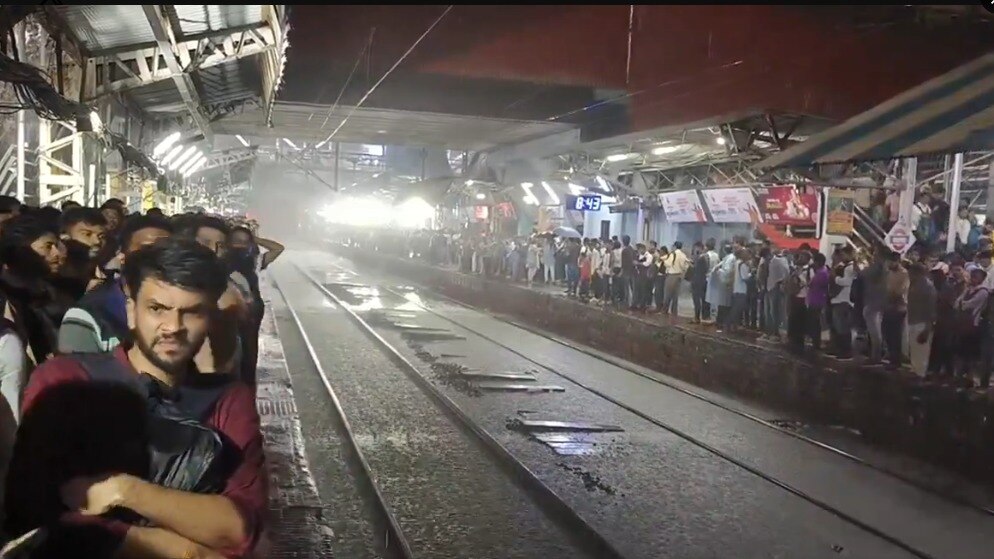 मध्य आणि हार्बर रेल्वे ठप्प!