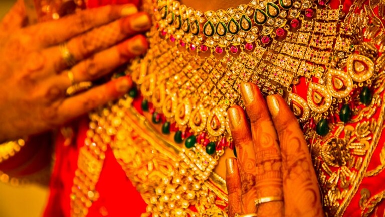Gold Price: ग्राहकांना मोठा दिलासा! आज सोन्याचे भाव घसरले; किती रूपयांनी झालं स्वस्त? Mumbai Tak