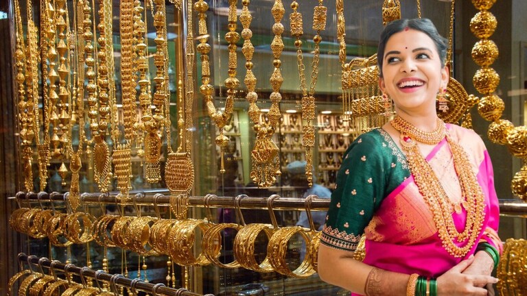 Gold Price : ग्राहकांची मज्जाच, आज सोनं 'इतक्या' रूपयांनी झालं स्वस्त! Mumbai Tak