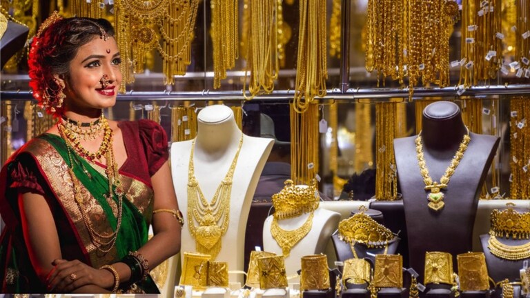 Gold Rate: सोन्याच्या किंमतीत मोठी घट! 1 तोळा मिरवून वाढवा आपली वट, पाहा आजचे भाव... Mumbai Tak