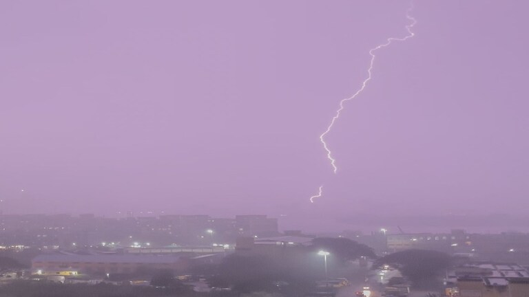 Mumbai Rain : मुंबईत परतीच्या पावसाचा हाहाकार, मुंबईकरांसाठी पुढील काही तास महत्वाचे मुंबईकरांना परतीच्या पावसाने झोडपले आहे.