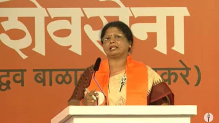 Sushama Andhare : ''सरसंघचालक साहेब देवेंद्रजींचे कान उपटा'', दसरा मेळाव्यात अंधारे कडाडल्या! असे चाराणे, बाराणे तुम्ही इथे बाजारात आणाताय.