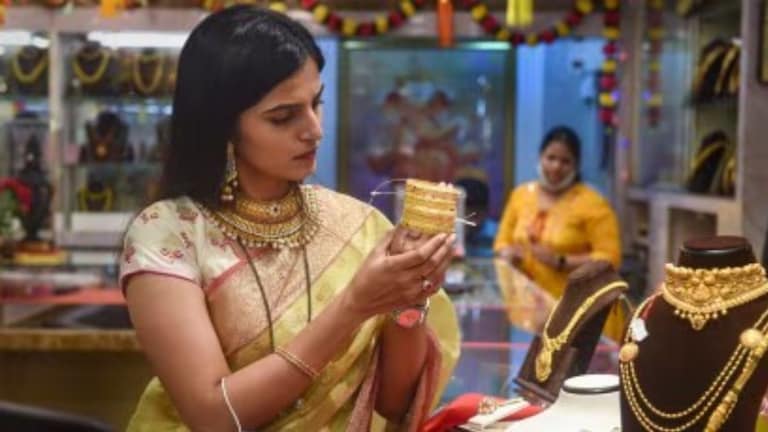 Gold Price: ऐन सणासुदीत सोन्याने गाठला उच्चांक! 1 तोळ्याचा भाव बघूनच होईल नादखुळा   Mumbai Tak