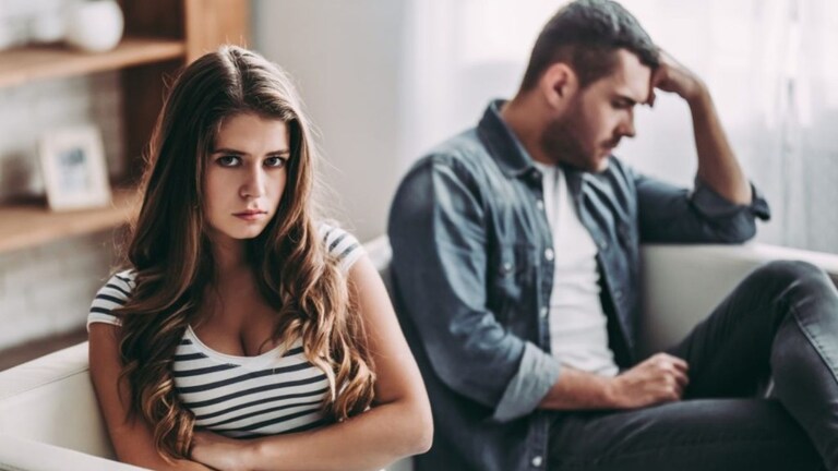 Relatioship Tips: चुकूनही बायकोला 'या' तीन गोष्टी सांगू नका, नाहीतर उद्ध्वस्त होईल संसार नवरा बायकोने कोणत्याही गोष्टी एकमेकांपासून लपवल्या नाही पाहिजेत.