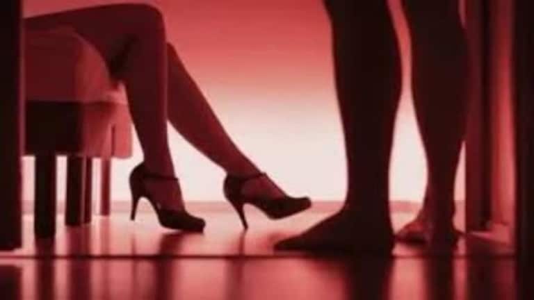 Sex Racket in Navi Mumbai : नवी मुंबईत घरातच सुरू होता वासनेचा बाजार, सेक्स रॅकेटचा पोलिसांनी कसा केला टप्प्यात कार्यक्रम? नवी मुंबईतून हायप्रोफाईल सेक्स रॅकेटचा भंडाफोड