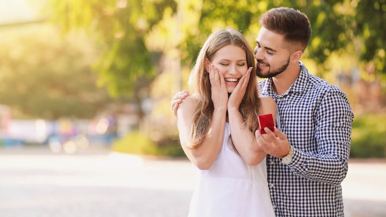 Love Relationship: 'माझं तुझ्यावर लय प्रेमंय...', असं प्रपोज मुलंच करतात, मुलीचं काय अडतं? Mumbai Tak