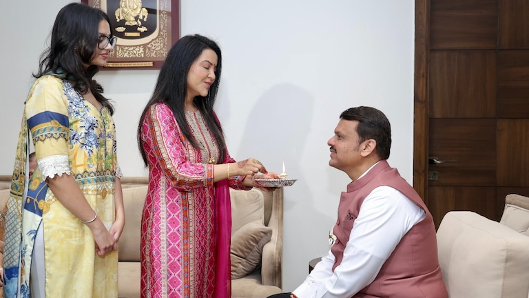 Devendra Fadnavis Property : देवेंद्र फडणवीस यांची संपत्ती किती? आकडा ऐकून थक्क व्हाल देवेंद्र फडणवीस यांची नेमकी संपत्ती किती?