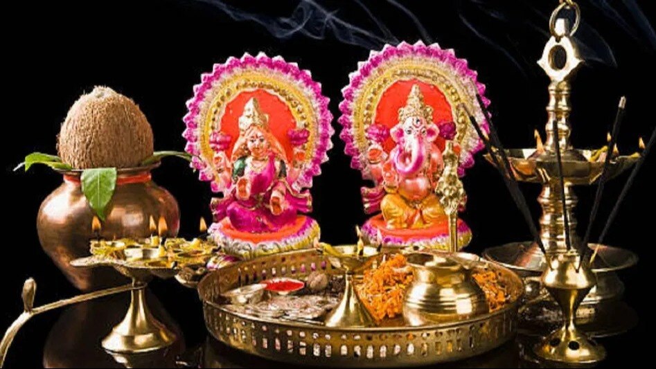 लक्ष्मीला दिवाळीला हे पाच भोग अर्पण करा, सर्व अडथळे दूर होतील