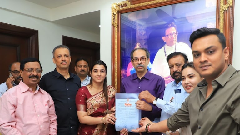 Shiv Sena UBT : ठाकरेंनी घोसाळकर कुटुंबीयांना दिला AB फॉर्म, पण उमेदवार ठेवला गुलदस्त्यात ठाकरेंकडून घोसाळकर कुटुंबियांना AB फॉर्म सूपूर्द