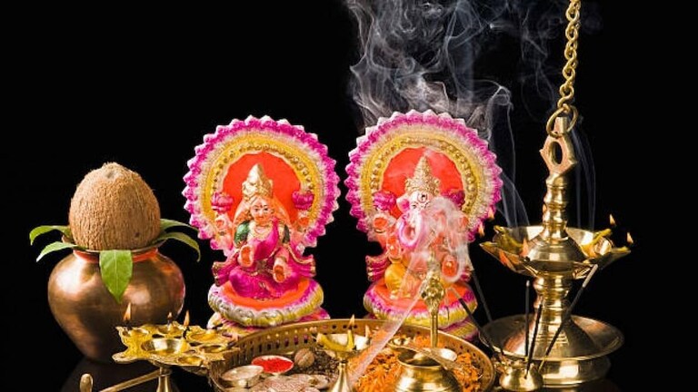 Dhanteras 2024 Tips : धनत्रयोदशीला 'या' वस्तू खरेदी कराल तर होईल करेक्ट कार्यक्रमच! Mumbai Tak