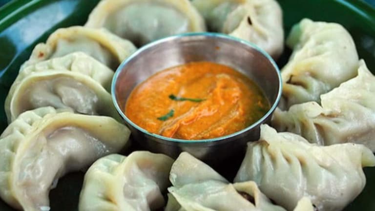 Momos turn deadly : मोमोज खालल्यानंतर महिलेचा मृत्यू, 15 जणांवर उपचार सुरू... नेमका प्रकार काय? हैदराबादमध्ये मोमोज खाल्ल्यानंतर महिला दगावली