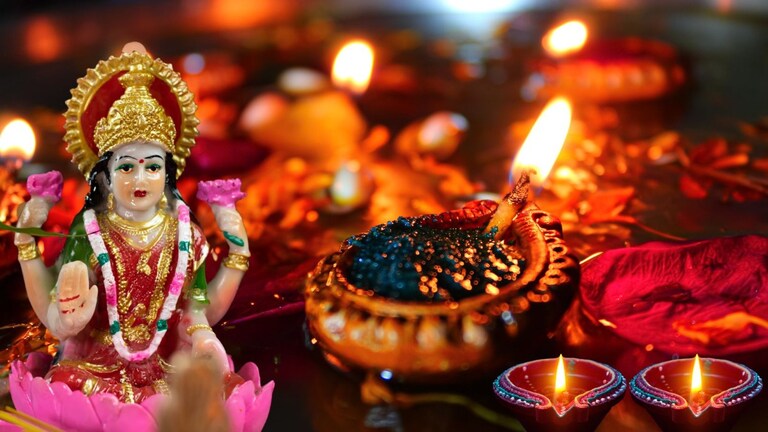 Diwali 2024 : उद्या दिवाळी! पूजेसाठी किती तासांचा शुभ मुहूर्त? जाणून पूजा विधी Mumbai Tak