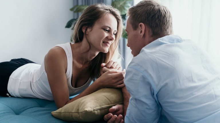 Relationship Tips : नवरा-बायकोने 'या' 3 गोष्टींसाठी कधीच लाजू नये, नेहमी मिळेल सुख! Mumbai Tak