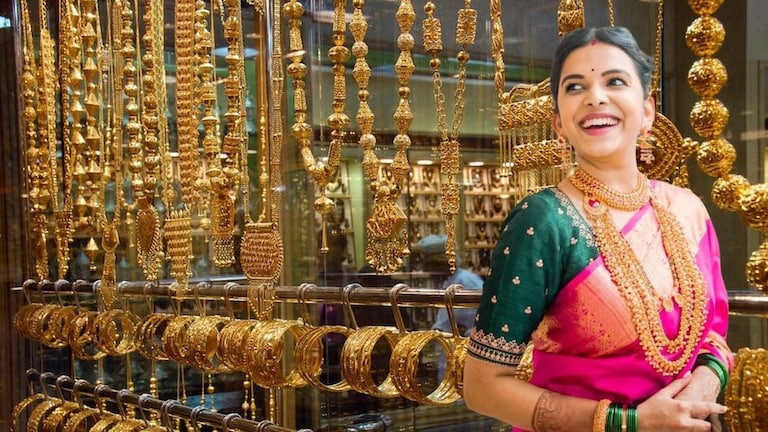 Gold Rate Today : सोनं खरेदीसाठी ग्राहकांची झुंबड! किती रूपयांनी घसरले दर? वाचा 24 कॅरेटचा भाव Mumbai Tak