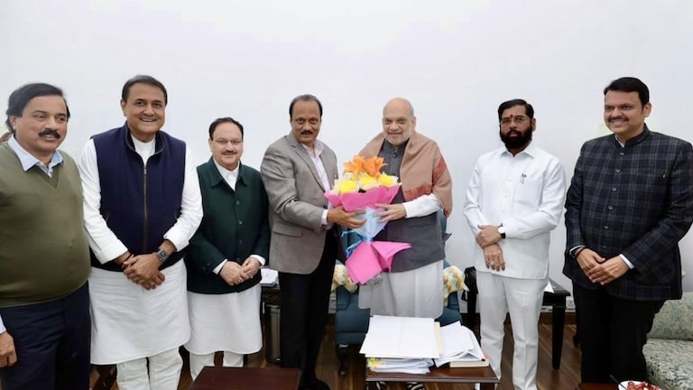 Mahayuti meeting Delhi : कुणाला मंत्रिपदं, कोण मुख्यमंत्री ते शपथविधीची तारीख... अमित शाहांच्या घरी काय चर्चा? काय ठरलं? Mumbai Tak