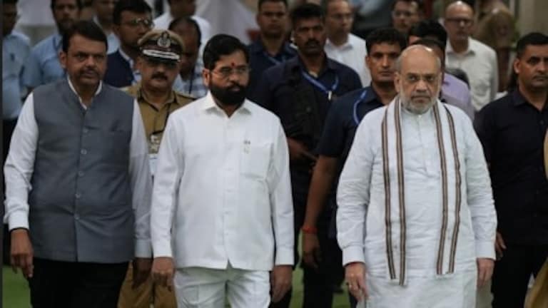 अमित शाहांसोबतचे 'ते' दोन फोटो शिंदेंनी का केले नाही शेअर?, अचानक निघून गेले गावी! Mumbai Tak