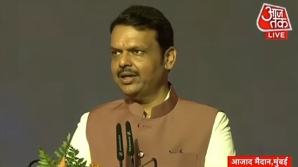 महाराष्ट्राचे मुख्यमंत्री म्हणून फडणवीसांनी घेतली शपथ  