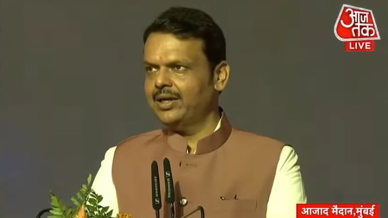 Maharashtra New CM: 'मी देवेंद्र सरिता गंगाधरराव...', महाराष्ट्राचे मुख्यमंत्री म्हणून फडणवीसांनी घेतली शपथ! महाराष्ट्राचे मुख्यमंत्री म्हणून फडणवीसांनी घेतली शपथ