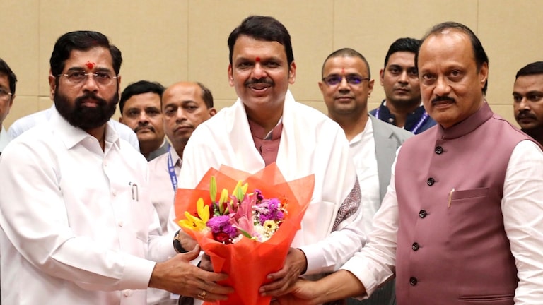 Devendra Fadnavis: शपथविधीनंतर CM फडणवीसांनी 'या' फाइलवर केली सगळ्यात आधी सही फडणवीसांनी 'या' फाइलवर केली सगळ्यात आधी सही