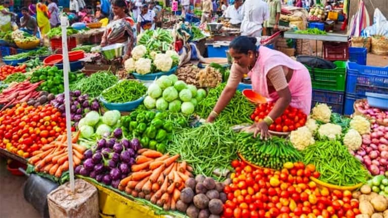 Retail Inflation : गूड न्यूज! महागाई झाली कमी; RBI साठी मोठा दिलासा, काय काय झालं स्वस्त? जाणून घ्या Retail Inflation Latest News Update