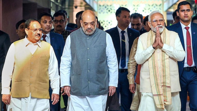 भाजपने खासदारांना बजावला व्हीप, काँग्रेसनेही... लोकसभेत काय घडतंय? Mumbai Tak