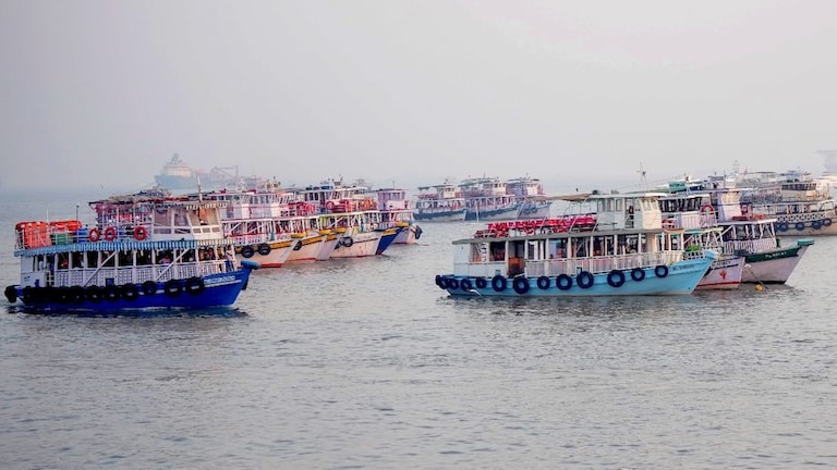 Mumbai Boat Accident: बोट अपघातातील 13 मृतांची ओळख पटली, यादी आली समोर बोट अपघातातील 13 मृतांची नावं आली समोर