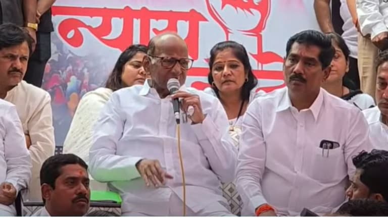 Sharad Pawar Beed : संतोष देशमुखांच्या मुलीला काय शब्द दिला? मस्साजोगमध्ये शरद पवार काय बोलले? Mumbai Tak