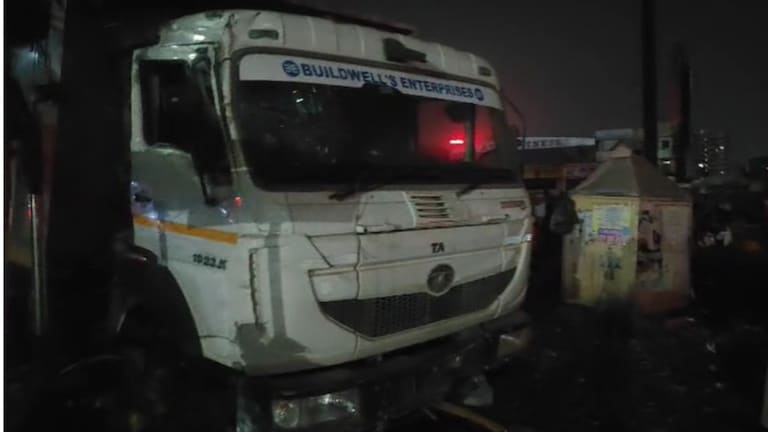 Pune Dumper Accident : पुण्यातील वाघोलीमध्ये मध्यरात्री भीषण अपघात, फूटपाथवर झोपलेल्या 9 जणांना डंपरने चिरडलं Mumbai Tak
