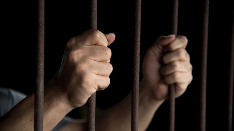 Crime News : आधी पत्नी आणि मुलाल संपवलं, मग आई-वडिलांवर हल्ला केला आणि नंतर... हादरवणारी घटना Mumbai Tak